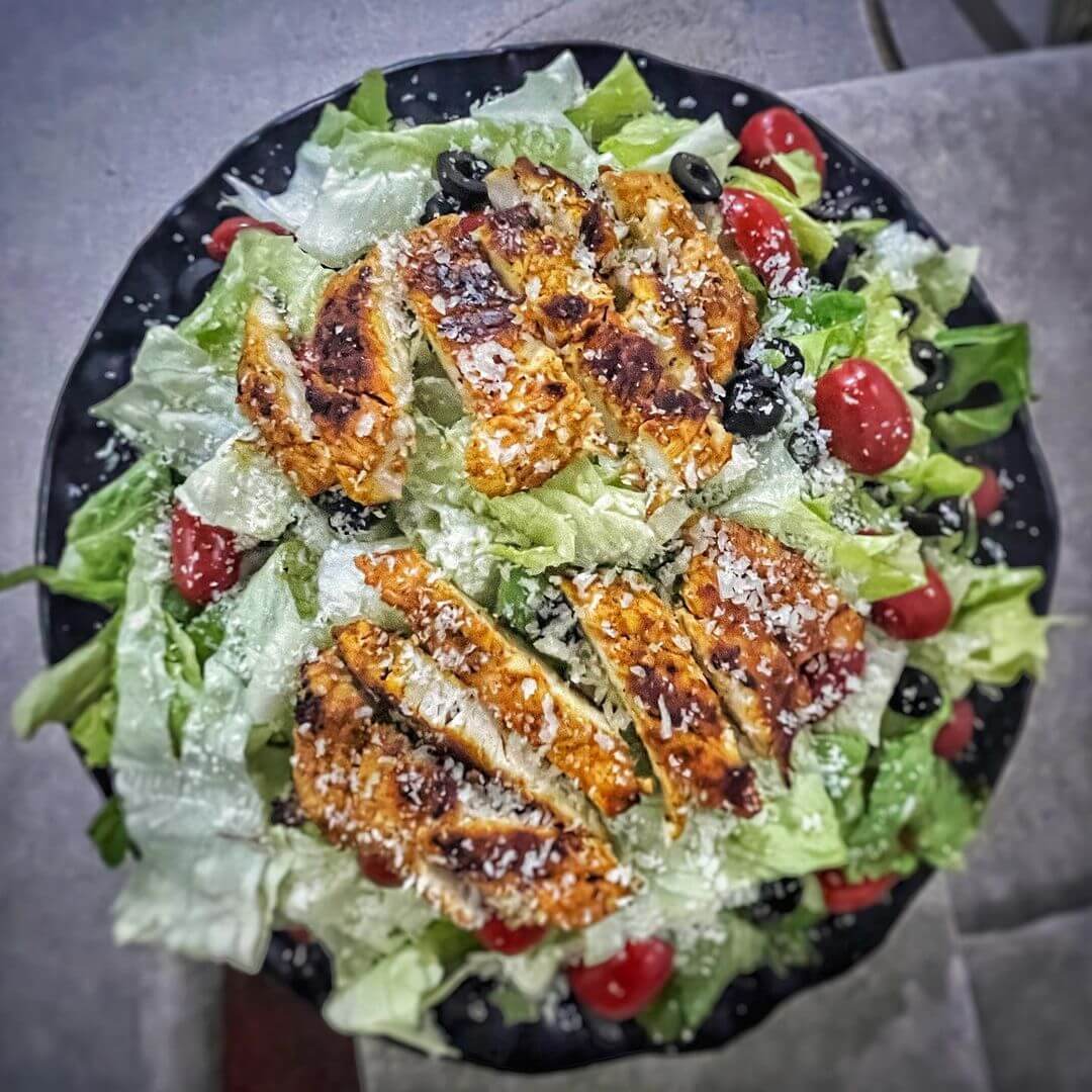  سالاد سزار با مرغ سوخاری
