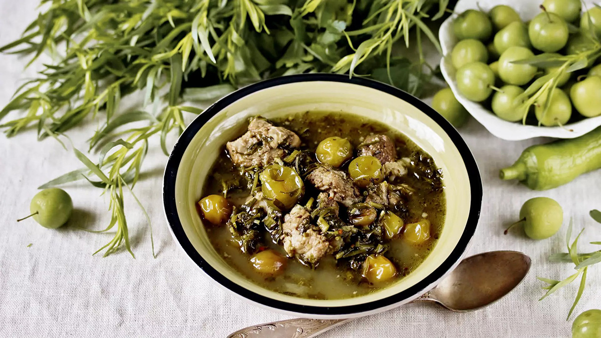 خورشت گوجه سبز با گوشت