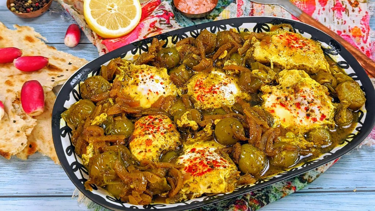 خورشت گوجه سبز با تخم مرغ