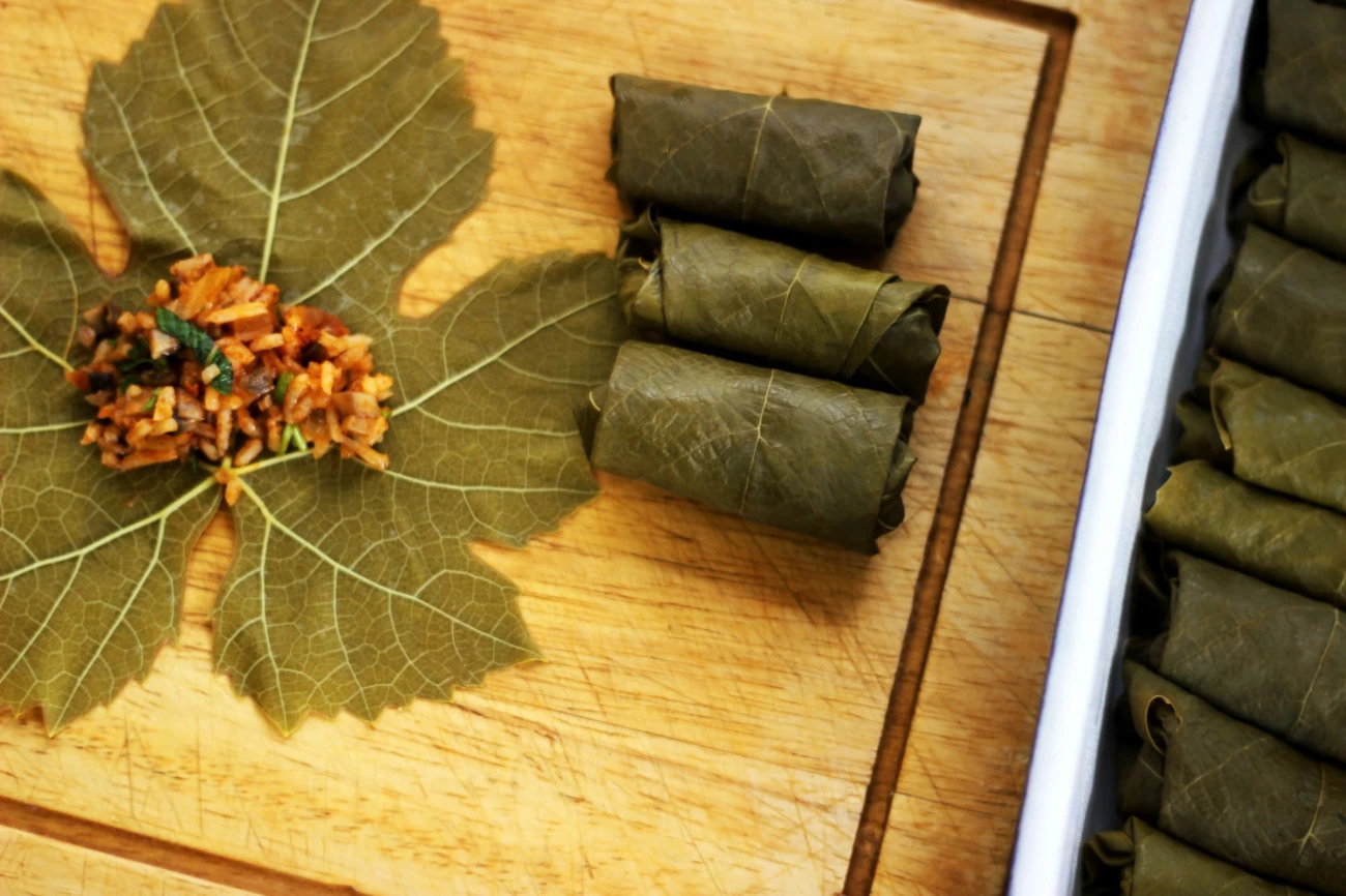دلمه برگ مو تبریزی با بلغور