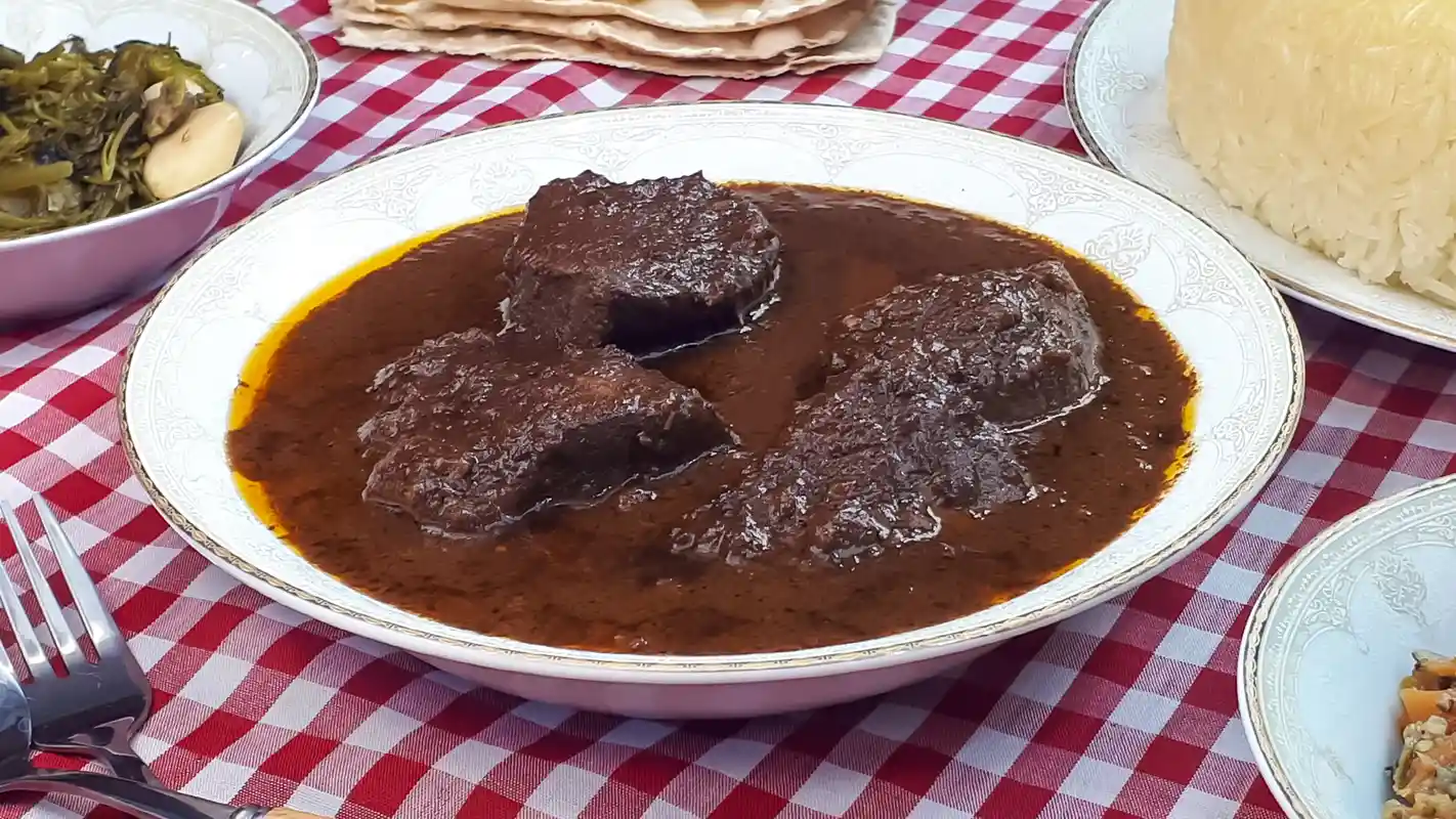خورشت فسنجان با سینه مرغ