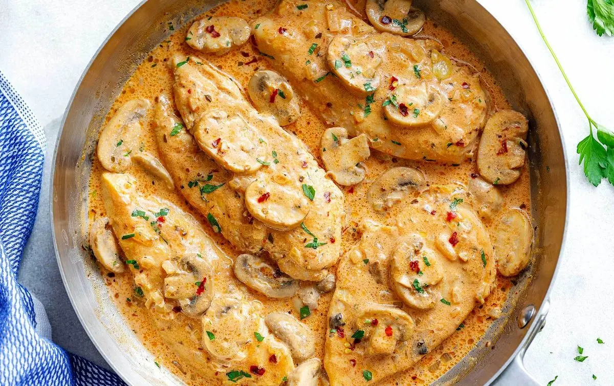 خوراک مرغ و قارچ با خامه