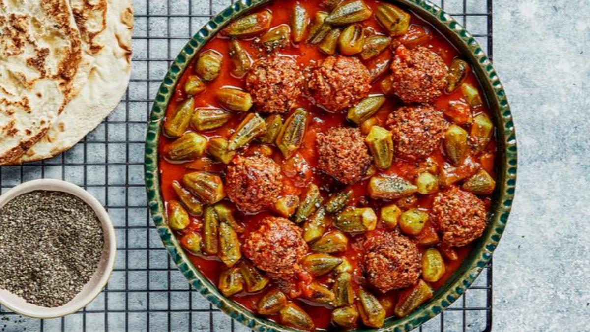 خوراک بامیه با گوشت چرخ کرده