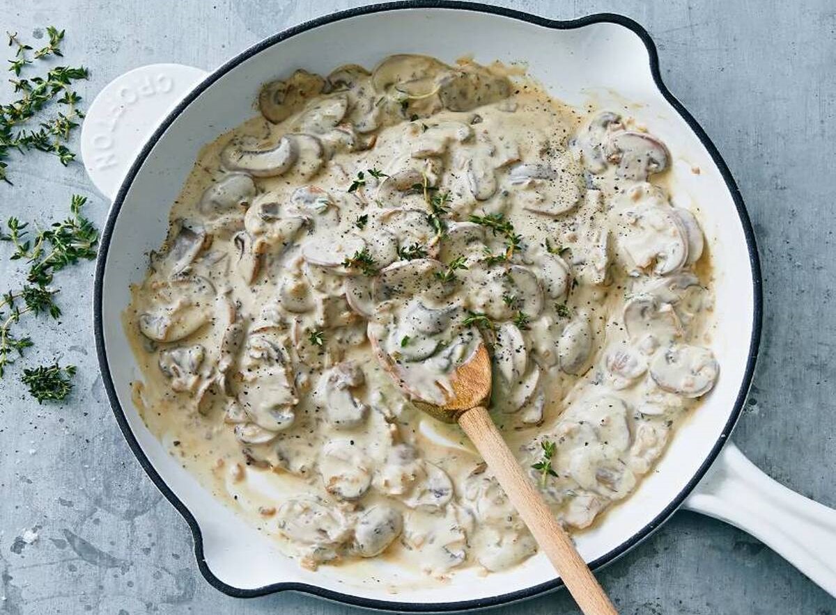 خوراک مرغ و قارچ با سس بشامل