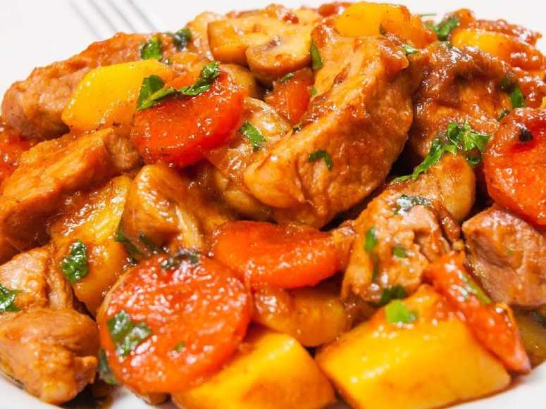 خوراک مرغ و قارچ و هویچ